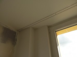 Výška nadpraží oken limitovala maximální tloušťku podhledu z desek silentboard. Garniž pro záclony je opět kvůli mostům skryta v kastlíku z desek Silentboard.