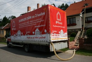 Auto, z ktereho je mineralni izolace MAGMARELAX pohanena do domu