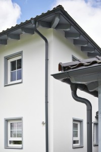 Dachentwaesserung an einem Wohnhaus bei Grafenau im Bayerischen Wald