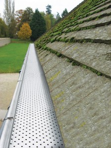 Gutter Stark® zabraňuje usazení listí a jiných nečistot, lehký vítr vše odfoukne.