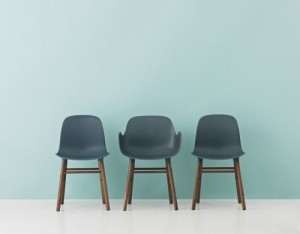 Nove odstiny modych barev ve vasem interieru 3 - zidle Form s podruckami od Normann Copenhagen